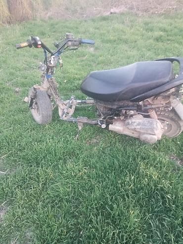 каска на скутер: Скутер без облицовки, на базе китайского 4‑тактного двигателя 139QMB — 2