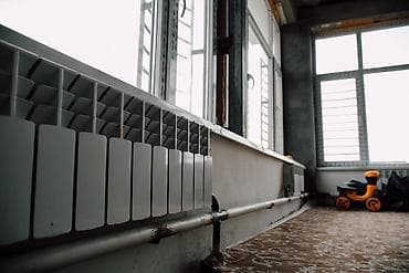 Үйлөрдү сатуу: 📍Биримдик куттан🏠эки кабаттуу кызыл кирпичтен үй сатылат. Үй эки — 8