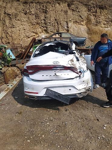 Lexus: Hyundai Grandeur (белый седан) — автомобиль после ДТП, на разбор по — 2