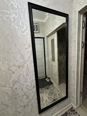 Зеркала: Настенное зеркало в классической чёрной раме. - Формат — 4