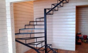 айнек буу: Темир тепкич Жеке менчик үй үчүн, Тепкичтин формасы: Г-сымал, Стиль: Классикалык — 8