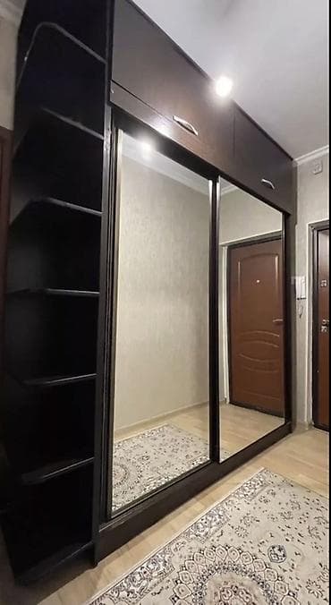 Шкаф-купе для прихожей с зеркальными раздвижными дверями и боковым