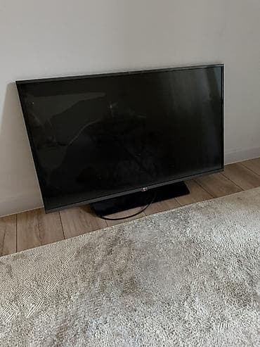 треснул экран: Телевизор LG, диагональ примерно 40–43". Корпус с тонкими рамками — 2