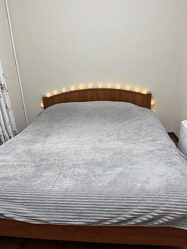 used bed: Двуспальная кровать, Б/у, С матрасом, длина - 200 см — 1
