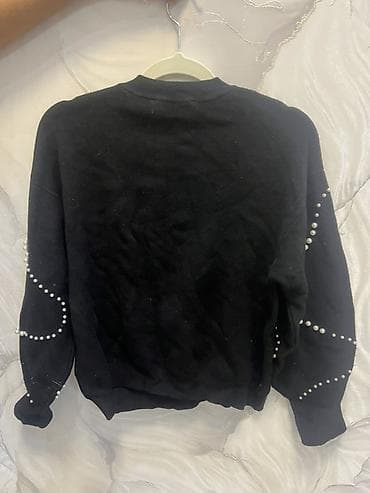 lining 38: Свитер GUESS, черный, с жемчужным декором. - Бренд: GUESS (ярлык на — 3