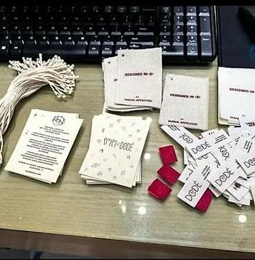 брелки с надписью: Индивидуальное изготовление полиграфии и фурнитуры для одежды и — 3