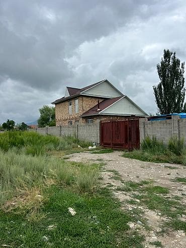 скупка домов: Продается большой 2х этажный дом .В городе Каракол участок 5сотых дом — 2