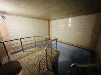 долгосрочная аренда дома: 700 м², 11 комнат, Забор, огорожен, Бассейн, Парковка — 27