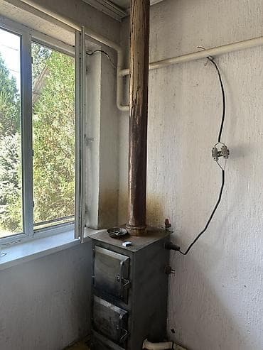 Үйлөр: 🏡 Продается 4-комнатный дом в ж/м Ак-Босого! 📐 Площадь дома: 98 м² 🌿 — 6
