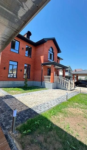 house: Кирпичный двухэтажный дом в классическом стиле с архитектурными — 2