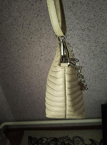 золотые пусеты: Сумка через плечо, бежевого цвета с прострочкой «ёлочка». - — 4