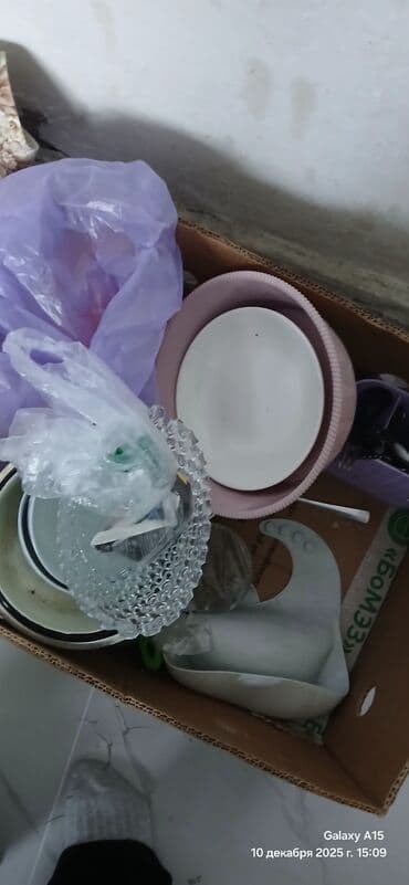 вазы из богемского стекла: Набор кухонной посуды и утвари (разноцветные миски, тарелки, лотки — 2