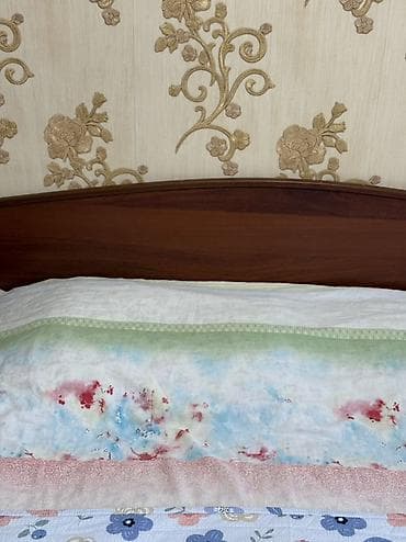 спальный мишок: Двуспальная кровать с прикроватными тумбами и шкафом-купе (на фото — 4