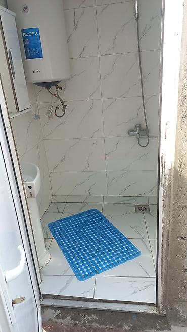 красная комната: Сдаётся компактная комната с отдельным санузлом и душем. Описание: - — 1