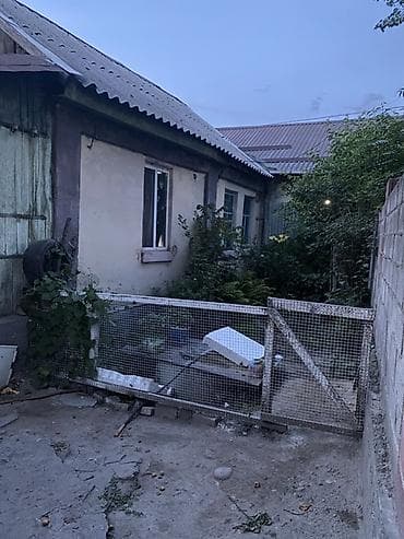 Үйлөр: Продаю участок полдома 2,5 сотки где-то длина участка 25 метров и — 3