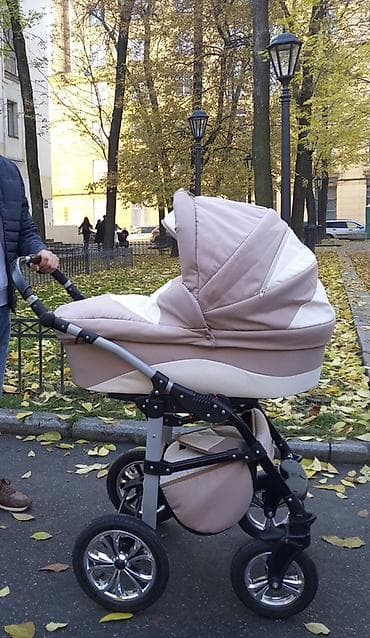 Детская коляска-люлька с большим капюшоном и закрытой накидкой. 2в1