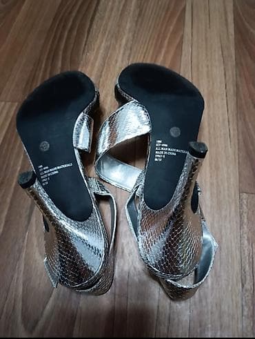Босоножки, сандалии, шлепанцы: Босоножки серебро 41 р на каблучке с боку бантик . Состояние — 5