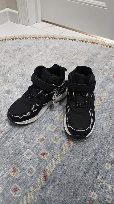 Продаю зимние ботинки. 
для мальчиков