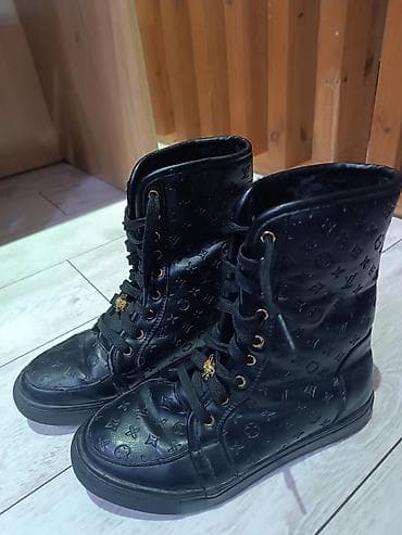 Угги: Женская обувь набором. 36 размер Каждая по 100 сом. Все вместе 500 — 4