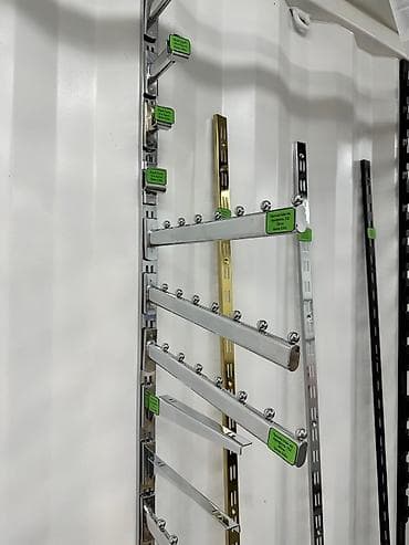 Торговое оборудование: Настенные профиля и кронштейны к ним. Профиля просты в установке,после — 3