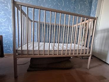 Мебель: Детская кроватка из массива (сосна/бук, светлое дерево) с матрасом, в — 4