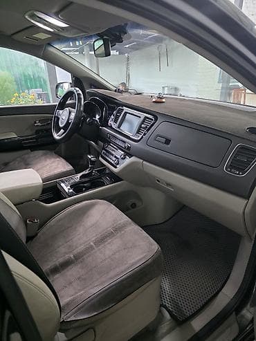 салон машины: Kia Carnival: 2017 г., 2.2 л, Автомат, Дизель, Минивэн — 5