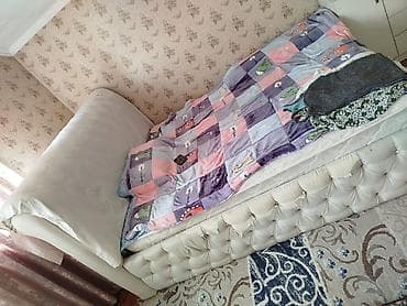 Кровати: Двуспальная кровать с мягким высоким изголовьем и матрасом — 2