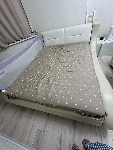 Кухонные мягкие уголки: Двуспальная кровать, Б/у, С мягким изголовьем, длина - 200 см — 1