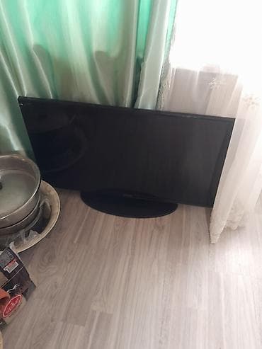 Телевизор с плоским экраном, диагональ ориентировочно 40–46". -