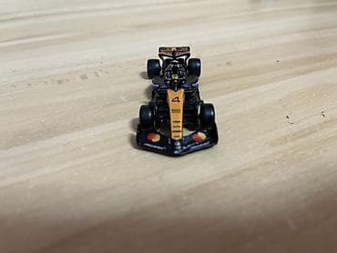 Искусство и коллекционирование: Коллекционная модель болида Формулы‑1 McLaren на подставке. - — 2