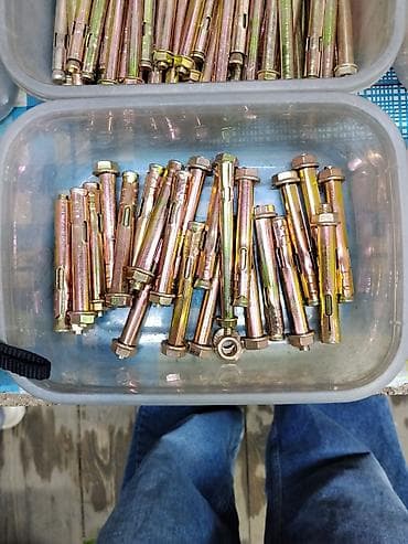 Инструменты: Анкерные болты распорные (гильза с шестигранной головкой и гайкой) — 1