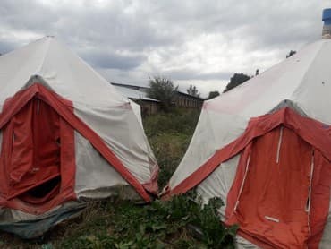 срочно продаю в связи с переездом: Палатка большая. боз уй в хорошем состоянии поместятся 4 кровати — 2