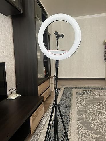 Кольцевая LED‑лампа на штативе - Диаметр кольца: около 26–30 см