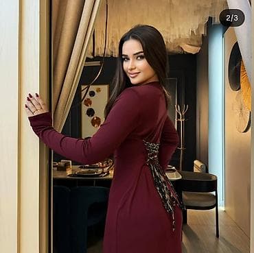 Платье макси коричневого цвета с длинным рукавом и закрытым круглым