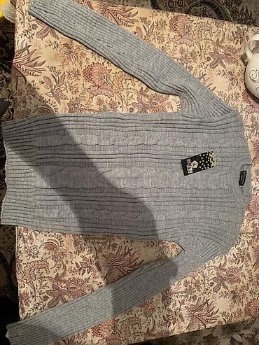 Серо‑серый вязаный свитер/джемпер с круглым вырезом. - Фактура at lalafo.kg Серо‑серый вязаный свитер/джемпер с круглым вырезом. - Фактура