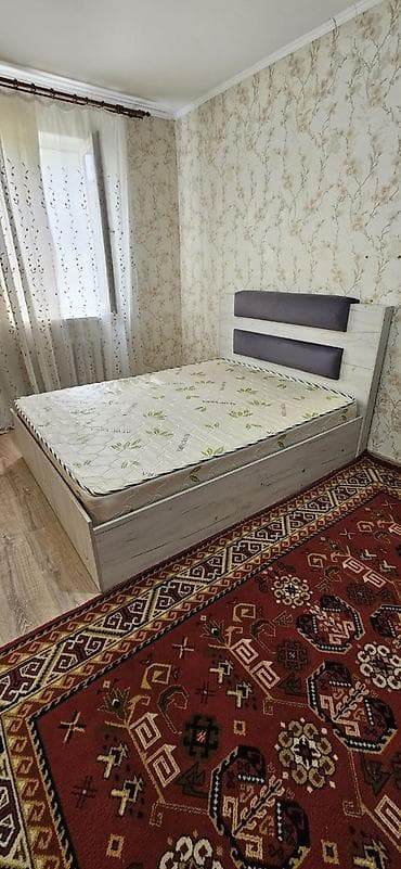 Кровати: Двуспальная кровать, Б/у, С матрасом, длина - 200 см — 1
