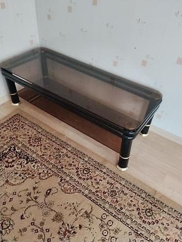 Журнальный столик с прозрачной стеклянной столешницей. -