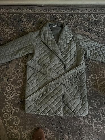 Атайын кийим: Стёганое утеплённое пальто оливкового цвета 🌿 Размер подойдёт до 48 — 1