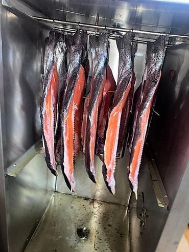 Выпечка, хлебобулочные изделия: Холодного копчения рыба, разделанная «книжкой» и подвешенная на — 2