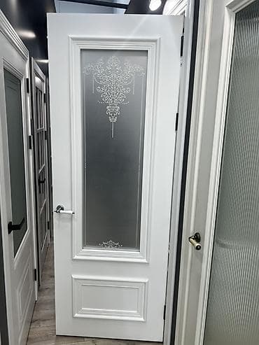 матовое стекло: Межкомнатная дверь с витражным матовым стеклом и декоративной — 1