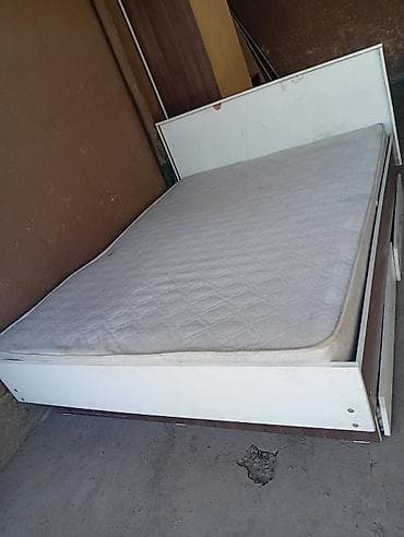 200: Двуспальная кровать с матрасом и выдвижными ящиками для хранения. - — 1
