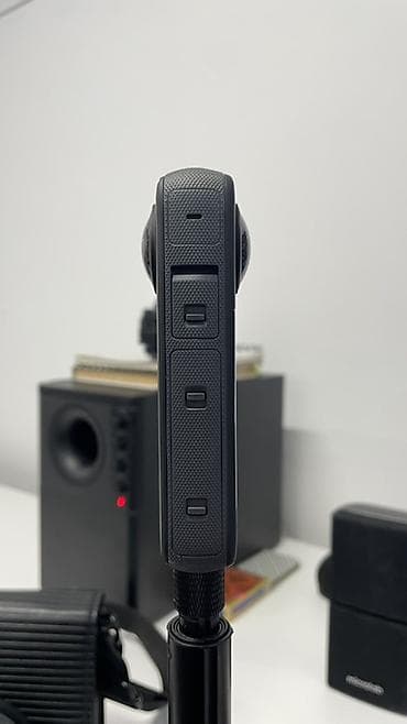 Видеокамералар: Экшн‑камера Insta360 X3 - Съёмка 360° до 5.7K (H.265), фото 72 МП; — 4