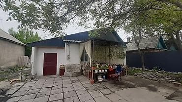 эшик уйдун: - Частный дом с воротами и высоким бетонным забором по периметру. - — 3