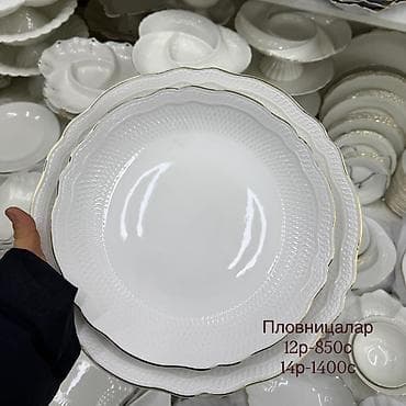 Посуда: Белая сервировка из фарфора с рельефным узором. Состав и размеры — 8