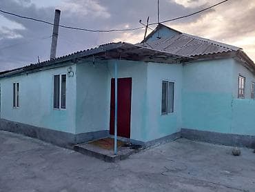 дом м: Продаётся одноэтажный жилой дом с прилегающим двором и оградой. Общий — 2
