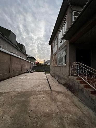 Үйлөрдү ижарага берүү: Продаётся/сдаётся двухэтажный жилой дом с ограждённым двором и — 2
