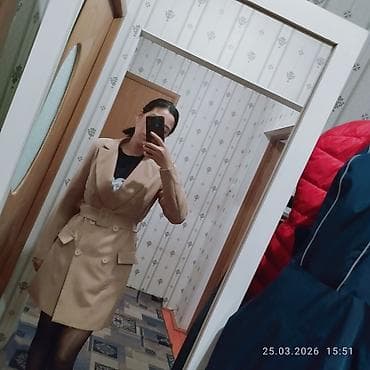 бежевый тренч: Платье пиджак/тренч-платье бежевого цвета - Крой: двубортный — 1