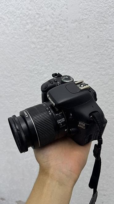 Зеркальная камера Canon EOS 600D с объективом Canon EF-S 18–55mm IS