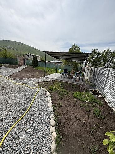 у реки: Продаётся дача в селе Кунтуу дача Радуга. От города 13 км. Вода — 2