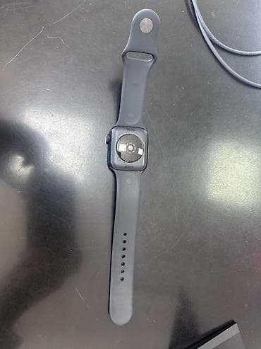 apl: Apple Watch SE2, корпус темного цвета. В комплекте: - умные часы — 2